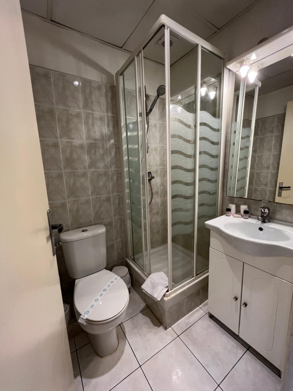 Shower, Toilet, Bathroom, towels