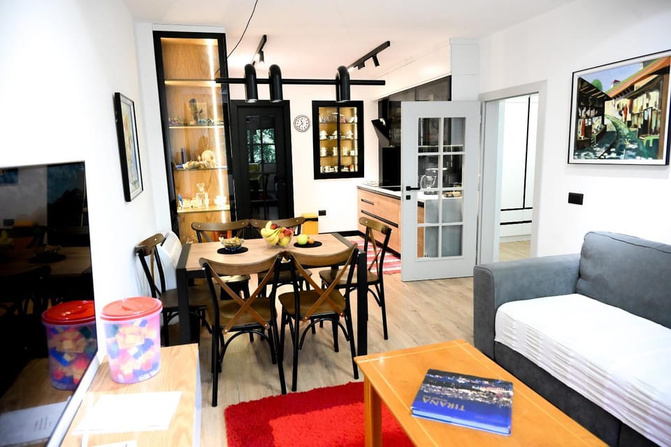 TV and multimedia, Kitchen or kitchenette, Living room, Seating area, Dining area