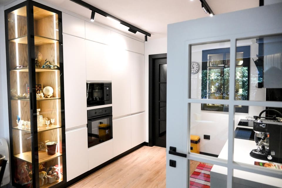 Kitchen or kitchenette, minibar, oven, stove, toaster
