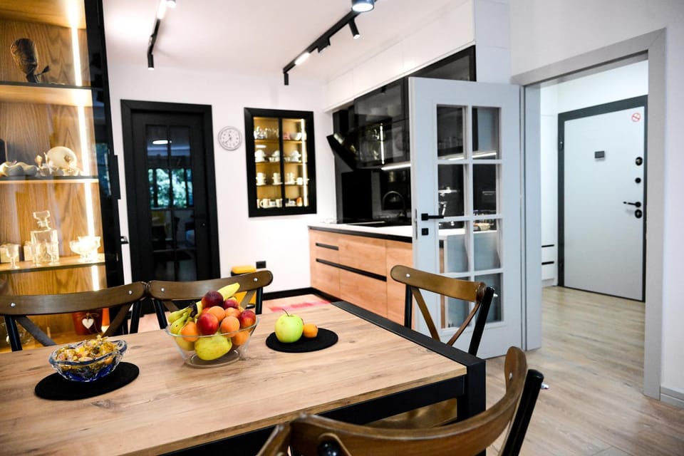 Kitchen or kitchenette, Living room, Food and drinks, Seating area, Dining area, Food