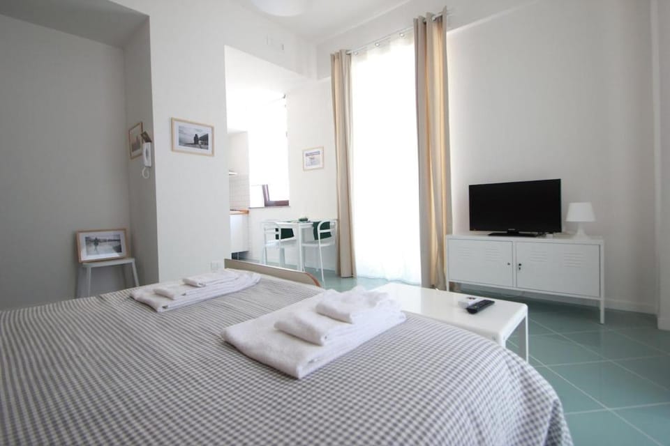 Bed, TV and multimedia, Photo of the whole room, towels