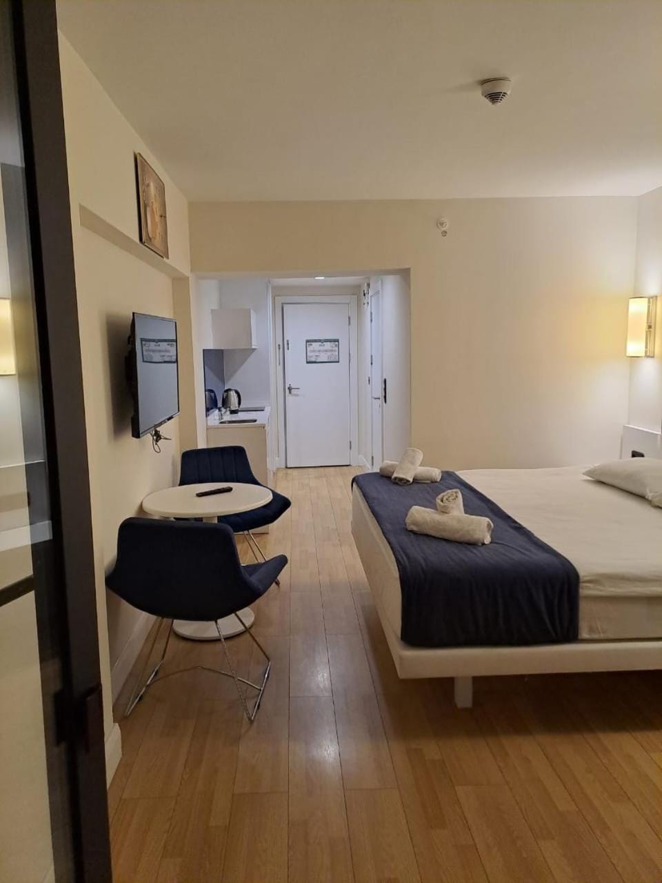 Bed, Kitchen or kitchenette, Bedroom