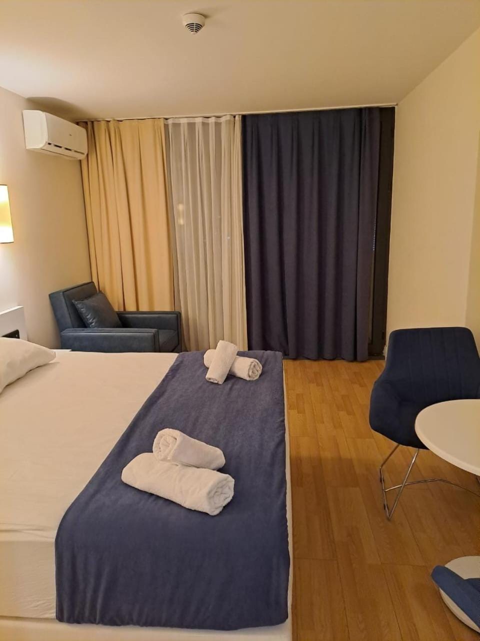 Photo of the whole room, Seating area, towels