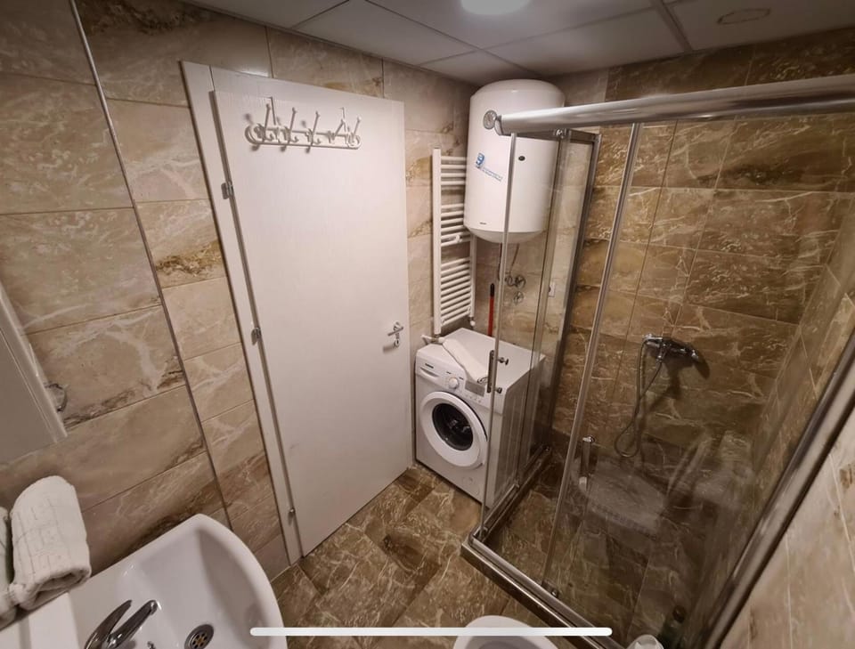 Shower, Toilet, Bathroom, washing machine