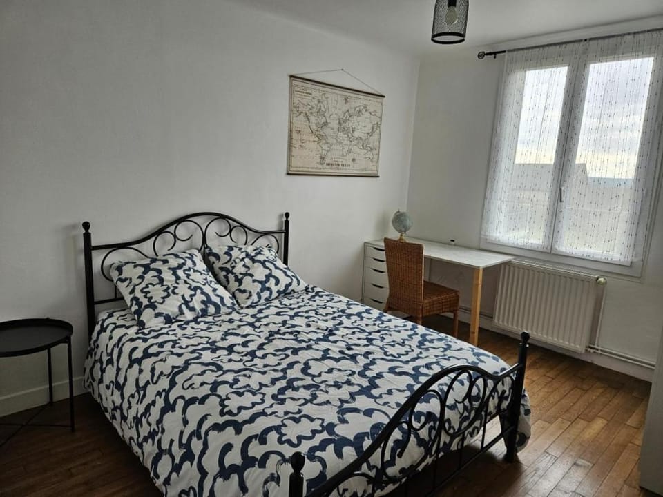 Bed, Photo of the whole room, Seating area, Bedroom