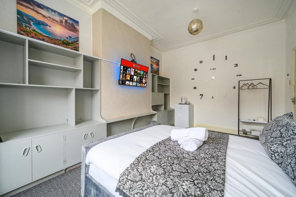 Bed, TV and multimedia, Photo of the whole room, Bedroom, towels, wardrobe