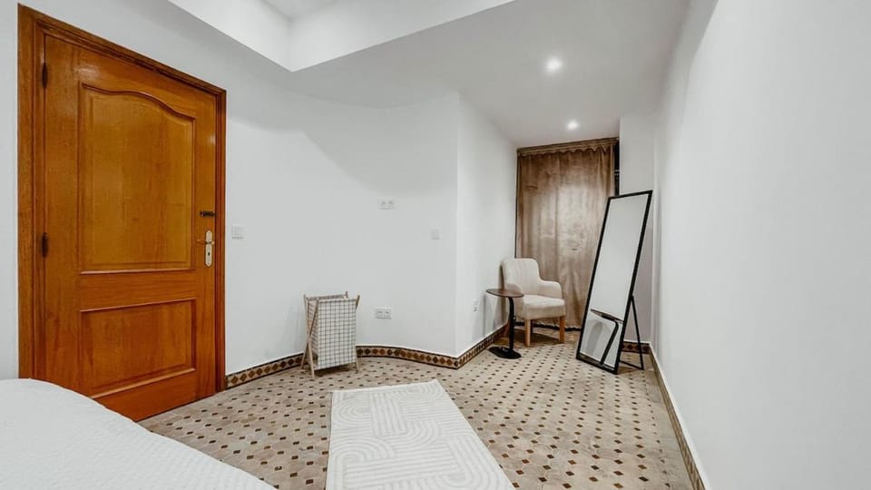 Seating area, Bedroom, wardrobe