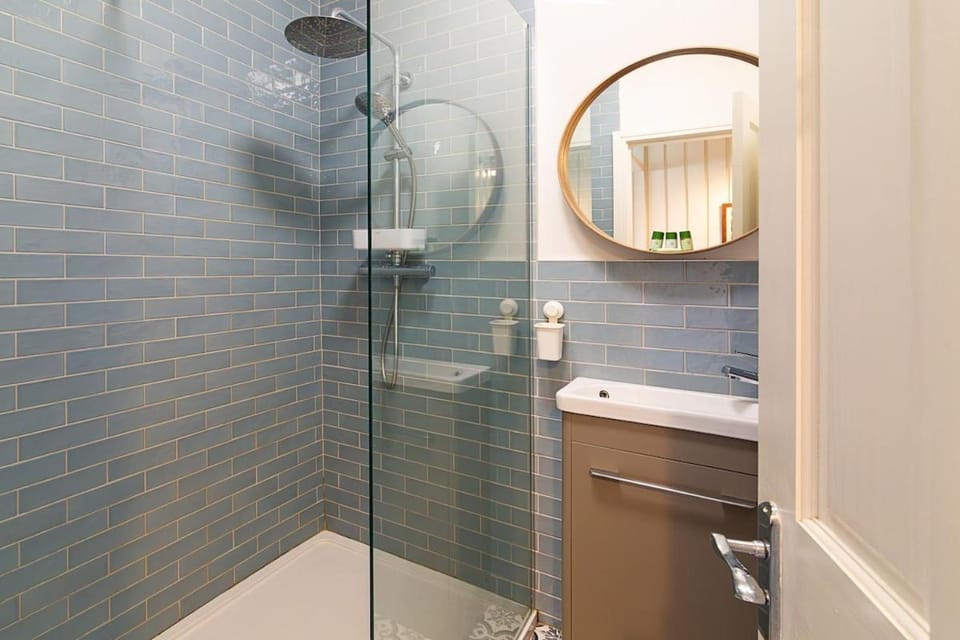 Spacious House with Multiple Bathrooms Parking Garden in Loughborough House in Loughborough