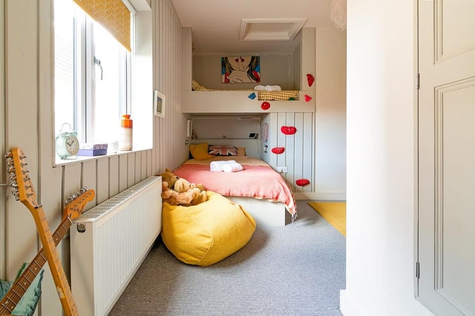 Spacious House with Multiple Bathrooms Parking Garden in Loughborough House in Loughborough