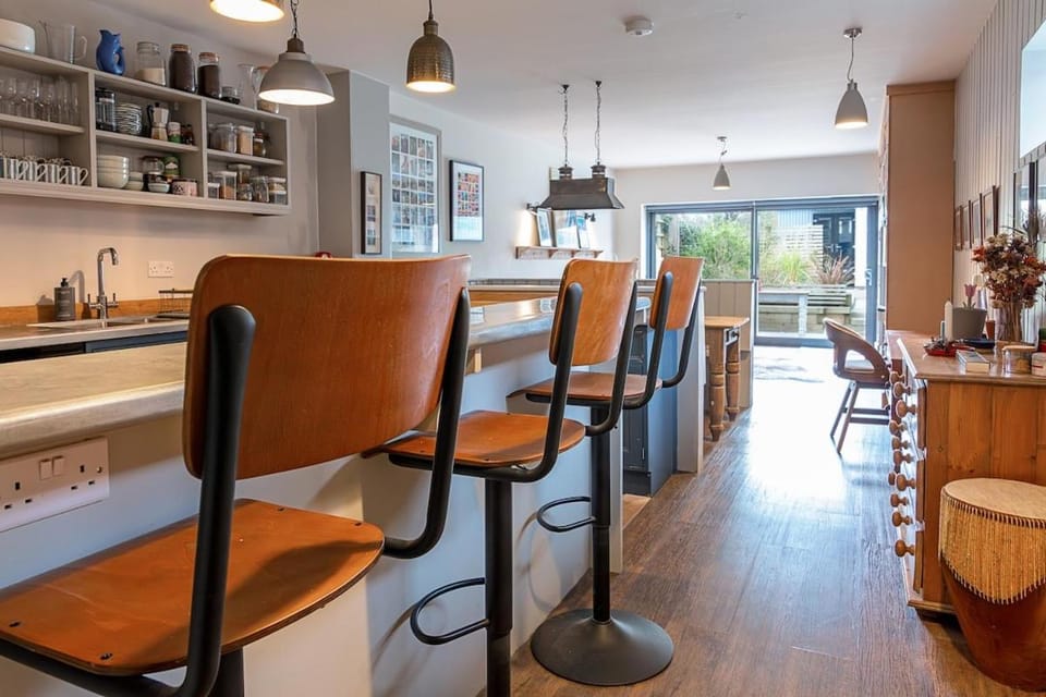 Spacious House with Multiple Bathrooms Parking Garden in Loughborough House in Loughborough