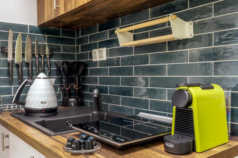 Coffee/tea facilities, Kitchen or kitchenette, stove