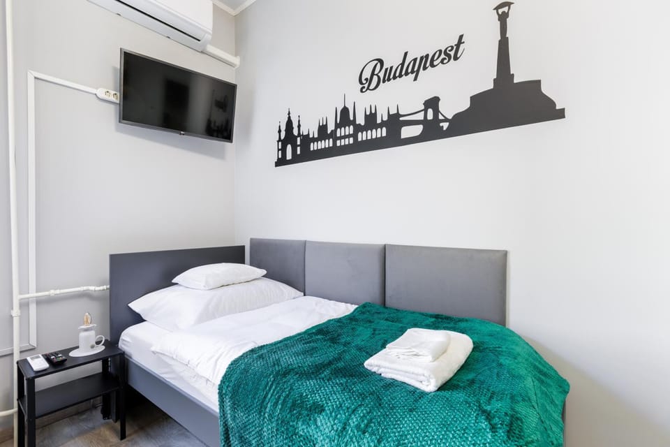Bed, TV and multimedia, Bedroom