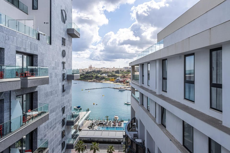Property building, Day, Activities, View (from property/room), Balcony/Terrace, City view, Lake view, Pool view, River view, Swimming pool