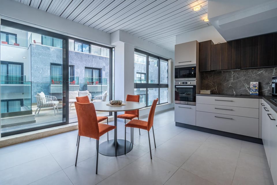 Kitchen or kitchenette, Living room, Seating area, Dining area, dishwasher, oven, pet friendly, stove