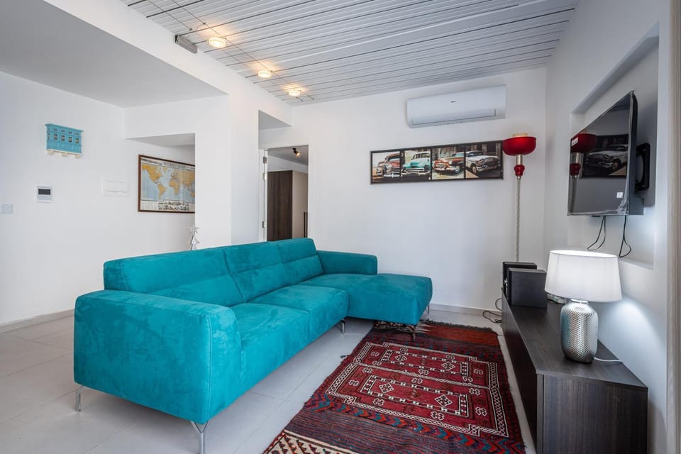 Communal lounge/ TV room, TV and multimedia, Living room, Seating area, Evening entertainment, air conditioner
