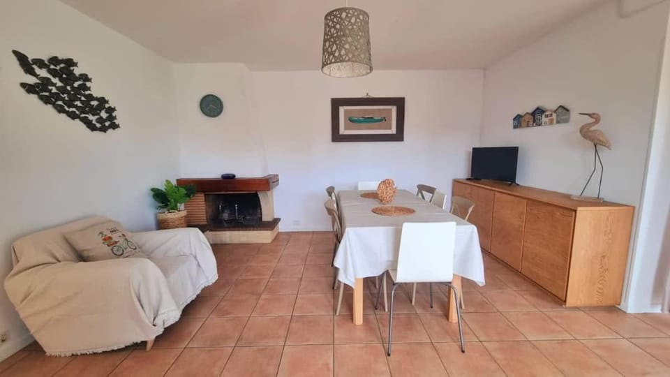 TV and multimedia, Living room, Seating area, Dining area