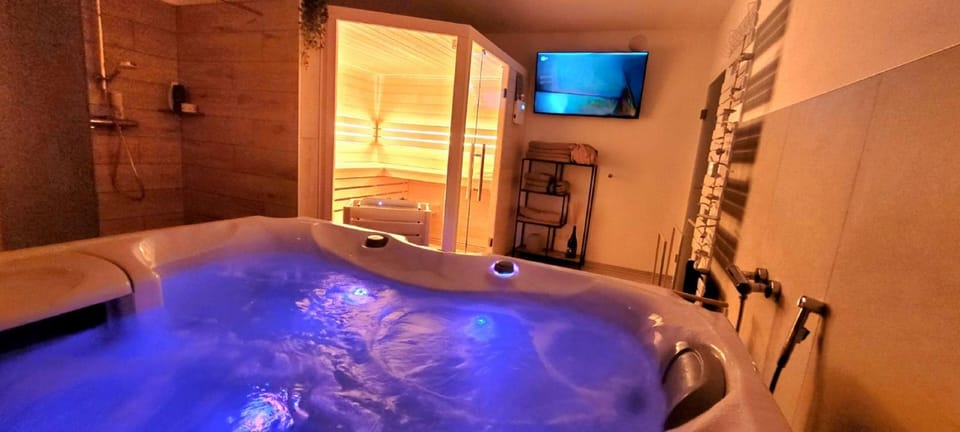 Shower, Hot Tub, Sauna, TV and multimedia