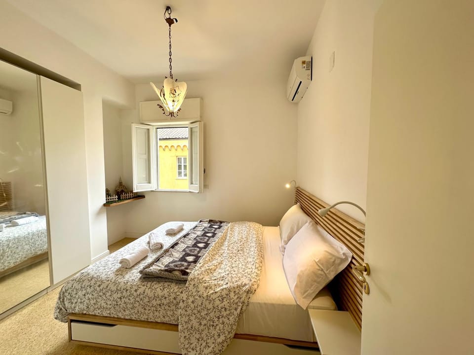 Bed, Photo of the whole room, Bedroom, towels, air conditioner