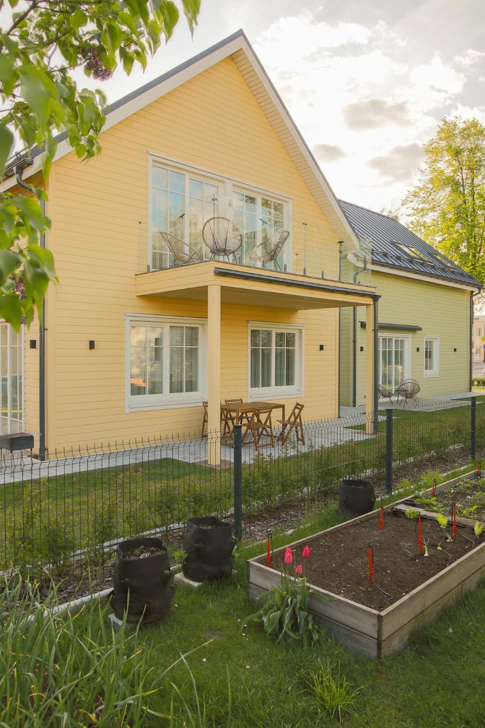 Property building, Day, Balcony/Terrace, Garden view