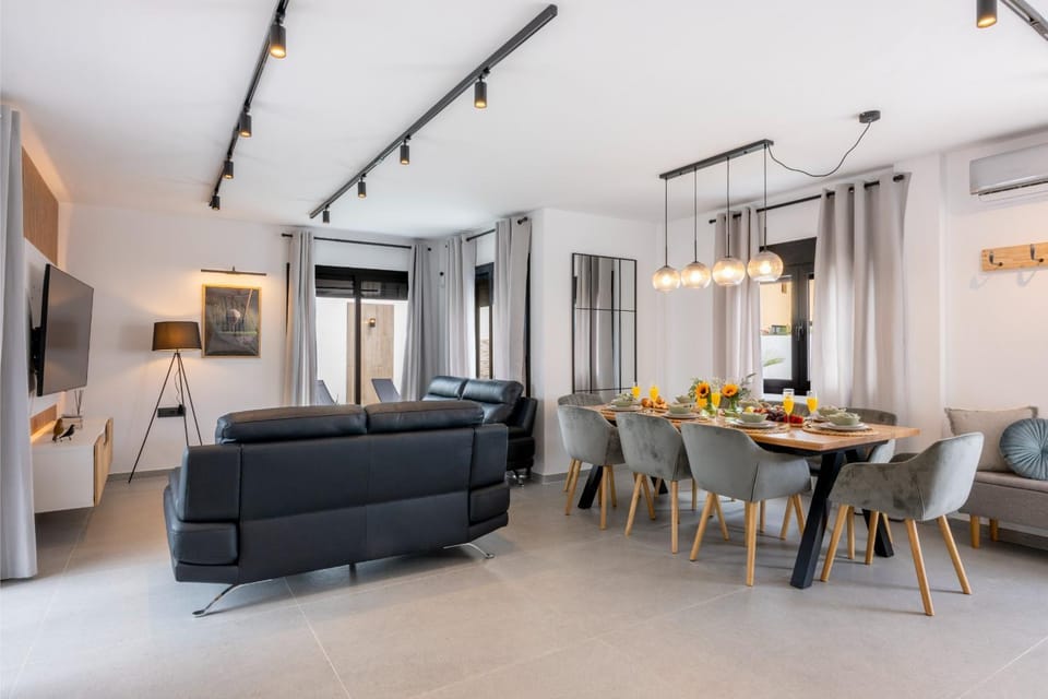 Communal lounge/ TV room, TV and multimedia, Living room, Dining area, air conditioner