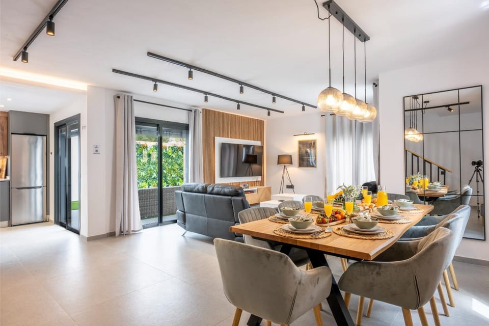 Living room, Seating area, Dining area