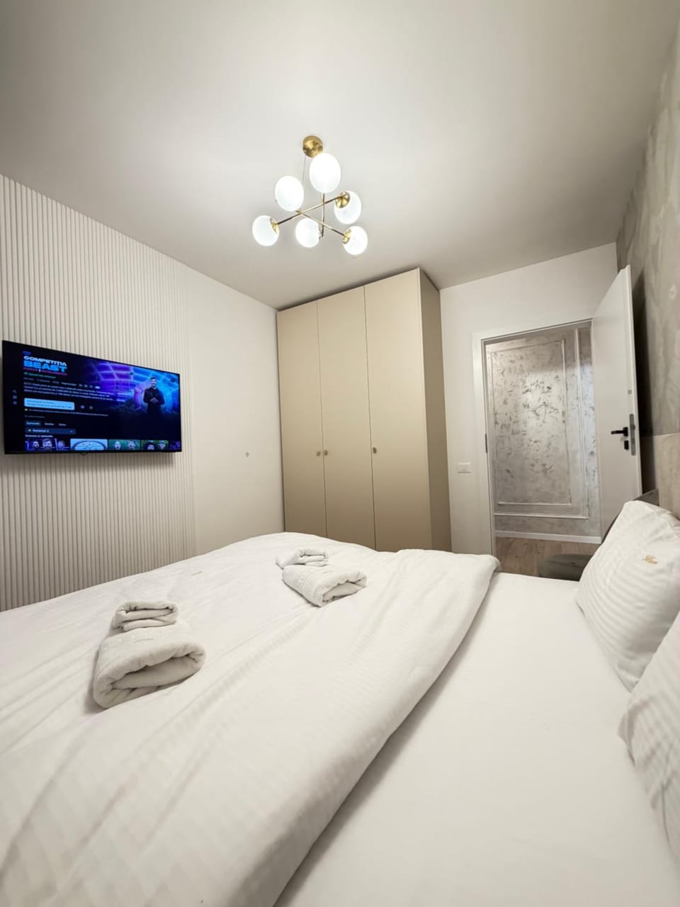 Bed, TV and multimedia, Photo of the whole room, Bedroom, towels, wardrobe