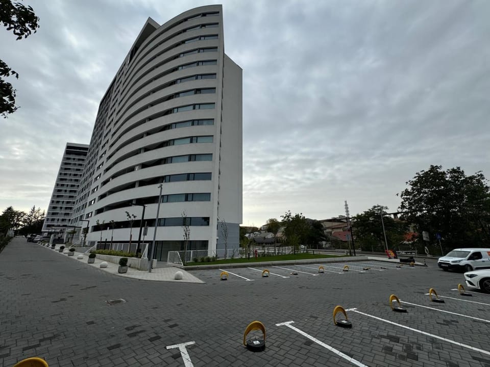 Property building, Day, Neighbourhood, Location, Parking