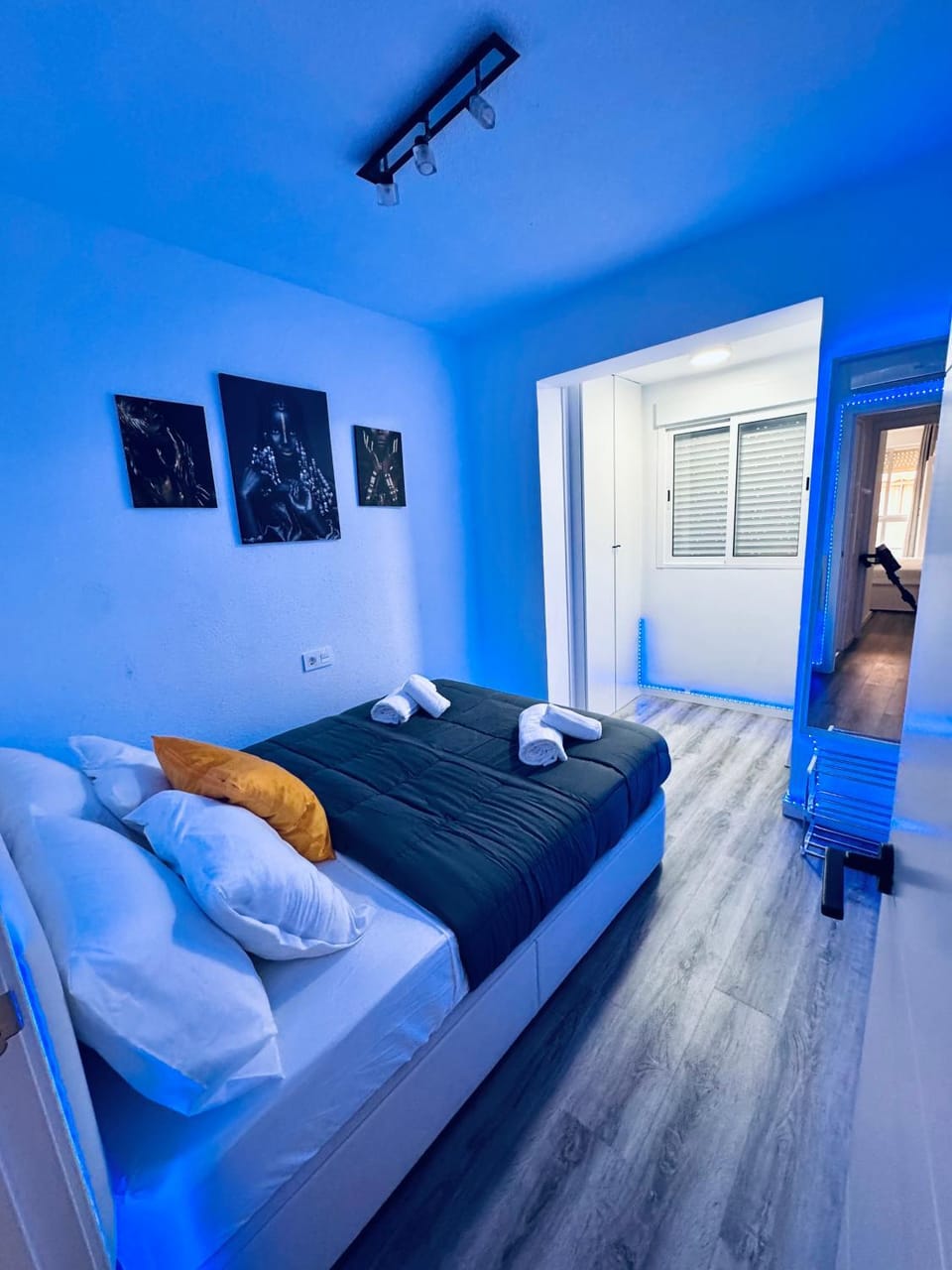 Bed, Photo of the whole room, Bedroom, towels