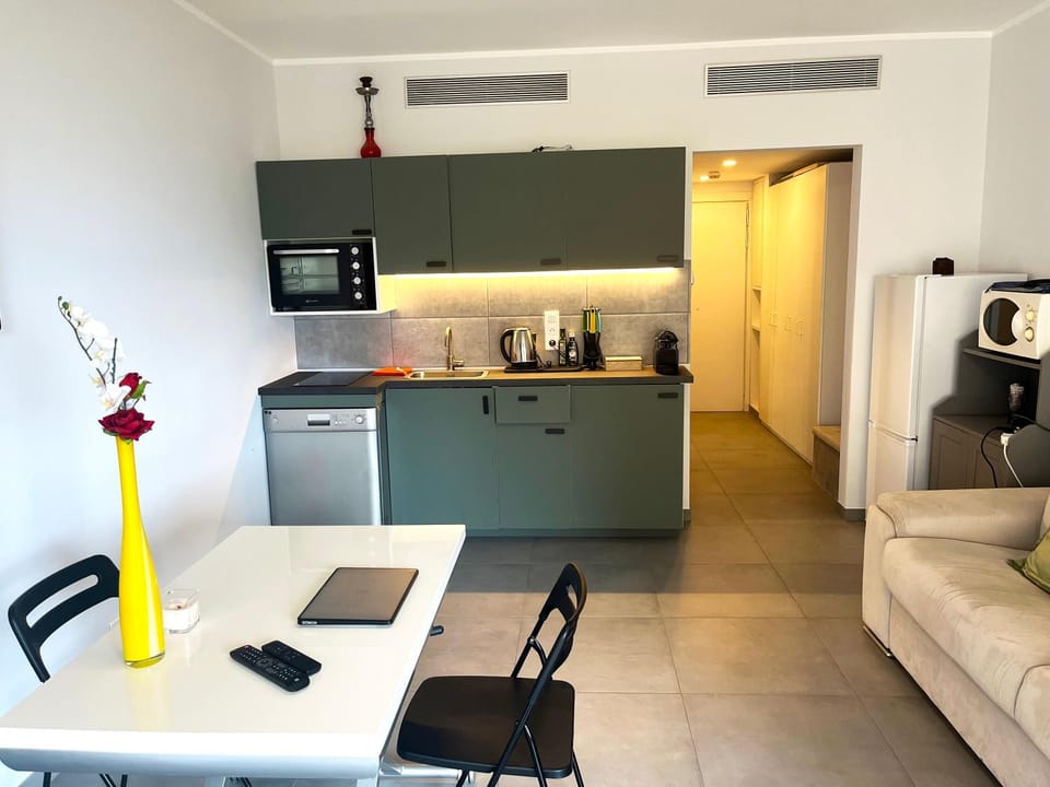 Kitchen or kitchenette, Seating area, Dining area