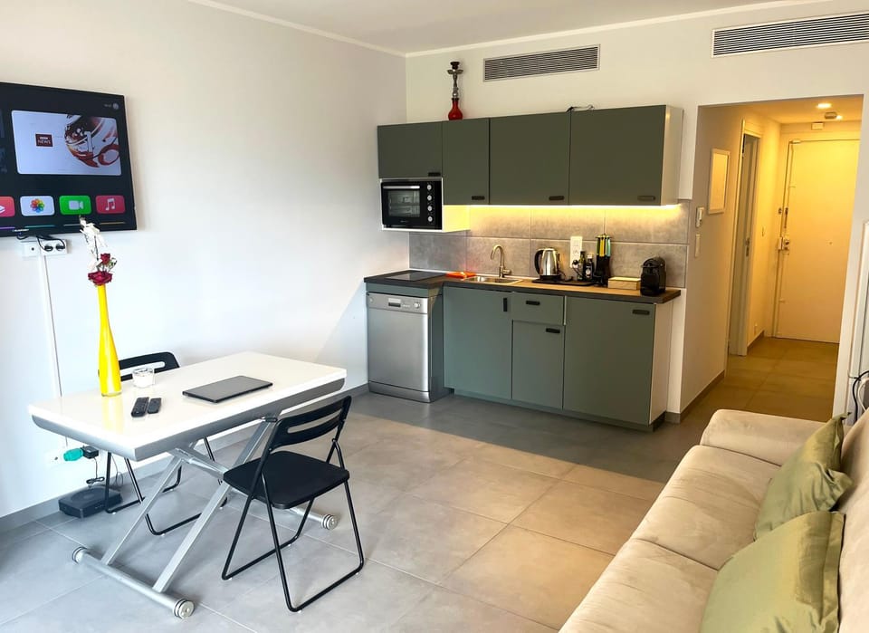TV and multimedia, Kitchen or kitchenette, Living room, Seating area, Dining area