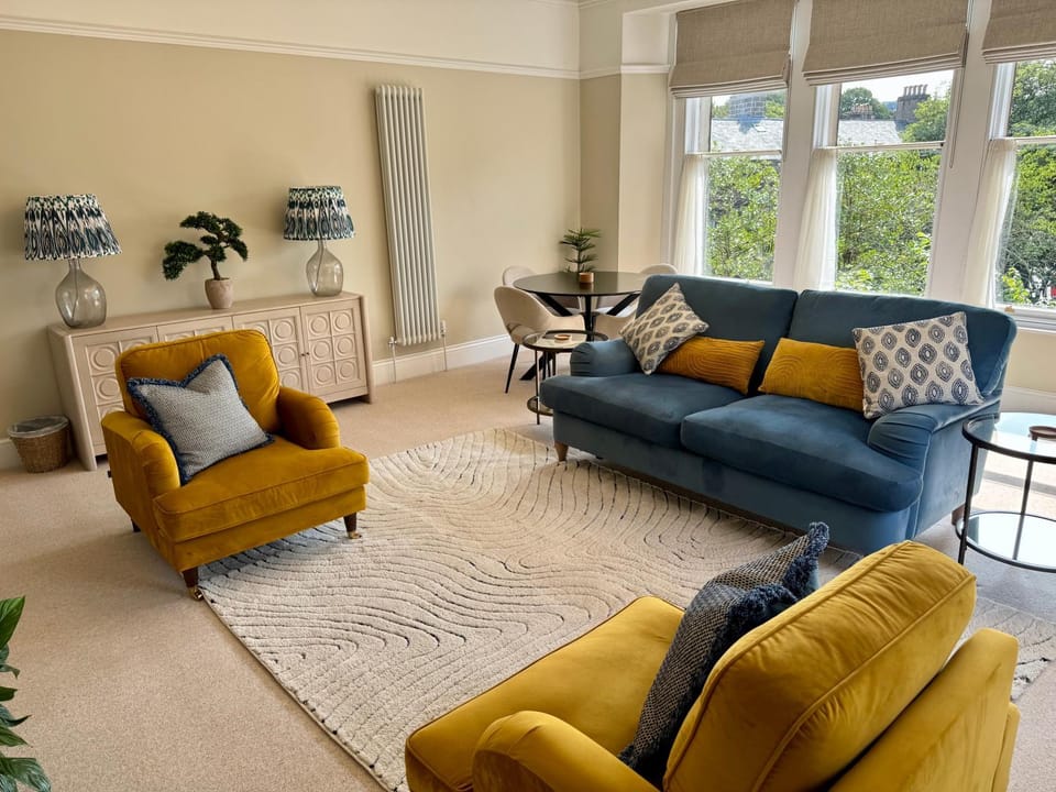 Living room, Seating area, Dining area, City view, Landmark view