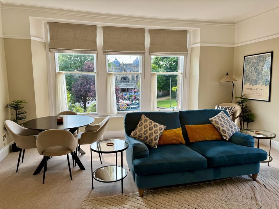 Living room, Seating area, Dining area, City view, Landmark view