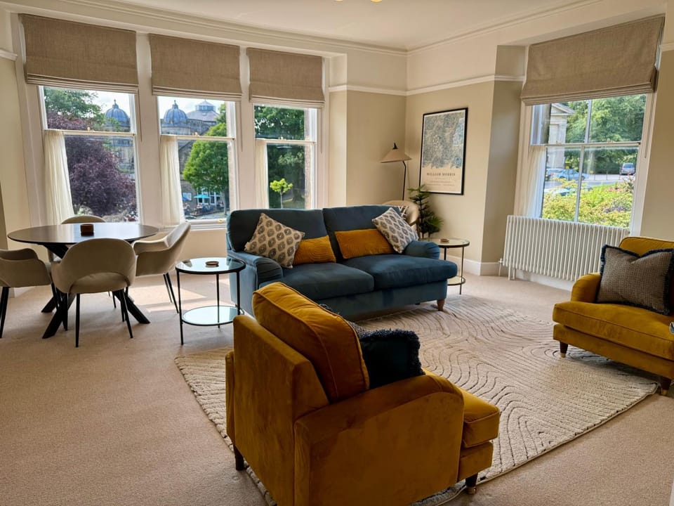 Living room, Seating area, Dining area, City view, Landmark view, internet