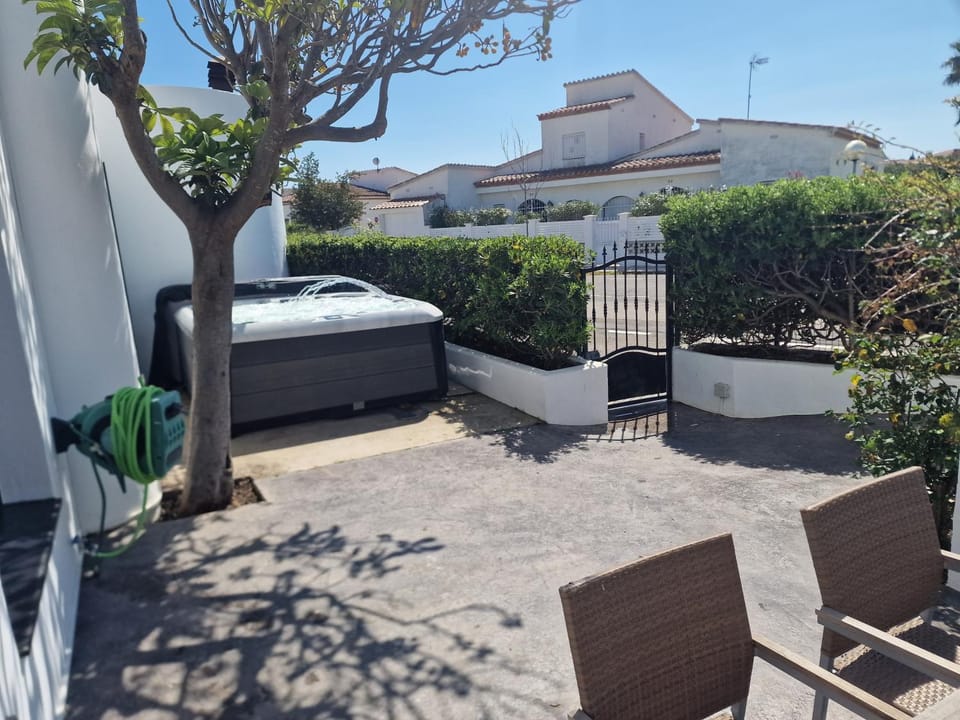 VILLA CALA LLARGA BEACH House in Roses