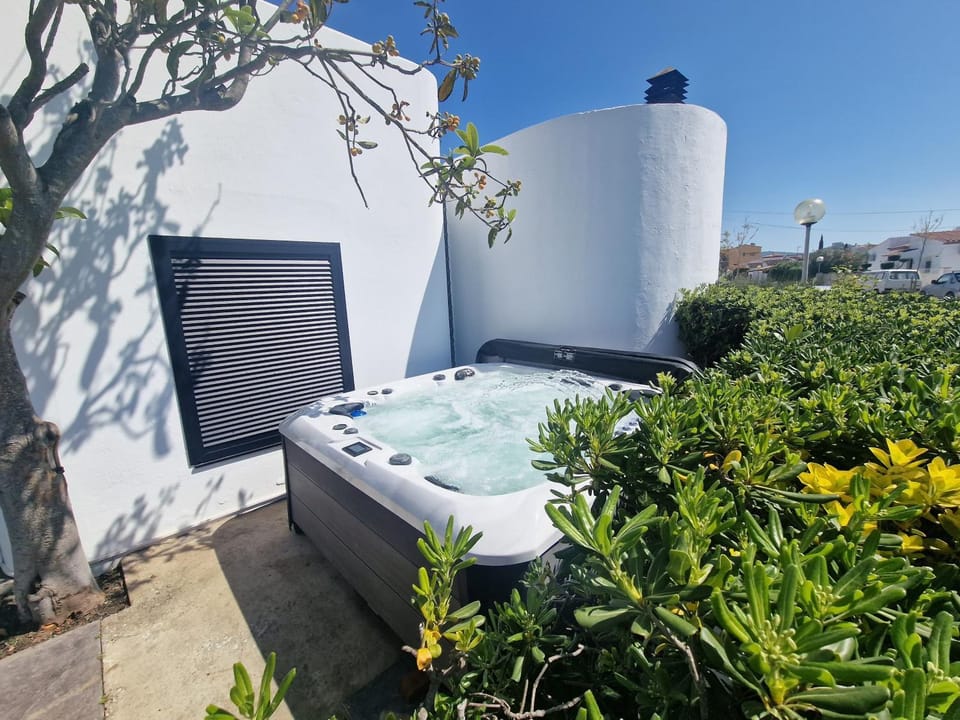 VILLA CALA LLARGA BEACH House in Roses