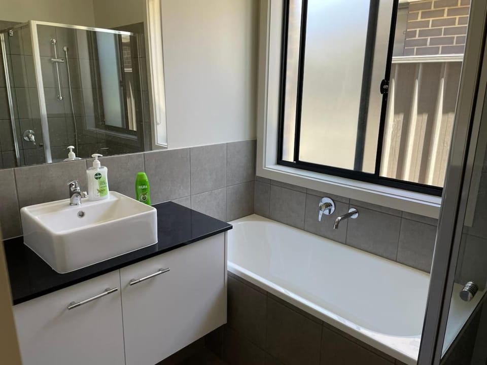 Modern New 4BR Spacious Peaceful Family Home House in Adelaide