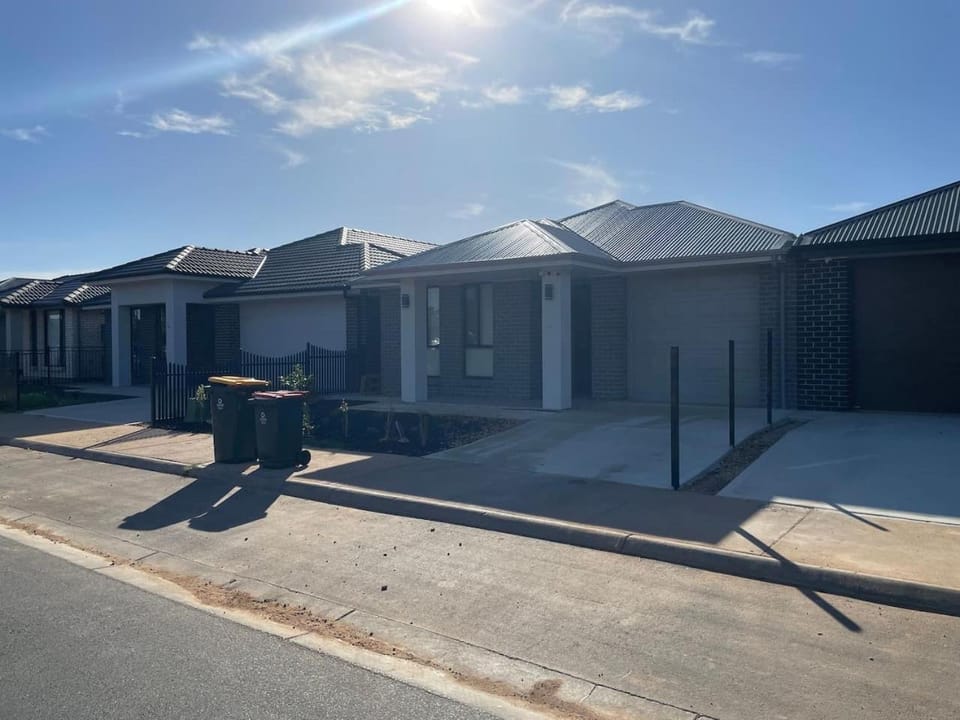 Modern Brand New 4BR Family Home Walkable to Shops House in Adelaide