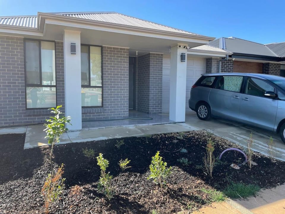 Modern Brand New 4BR Family Home Walkable to Shops House in Adelaide