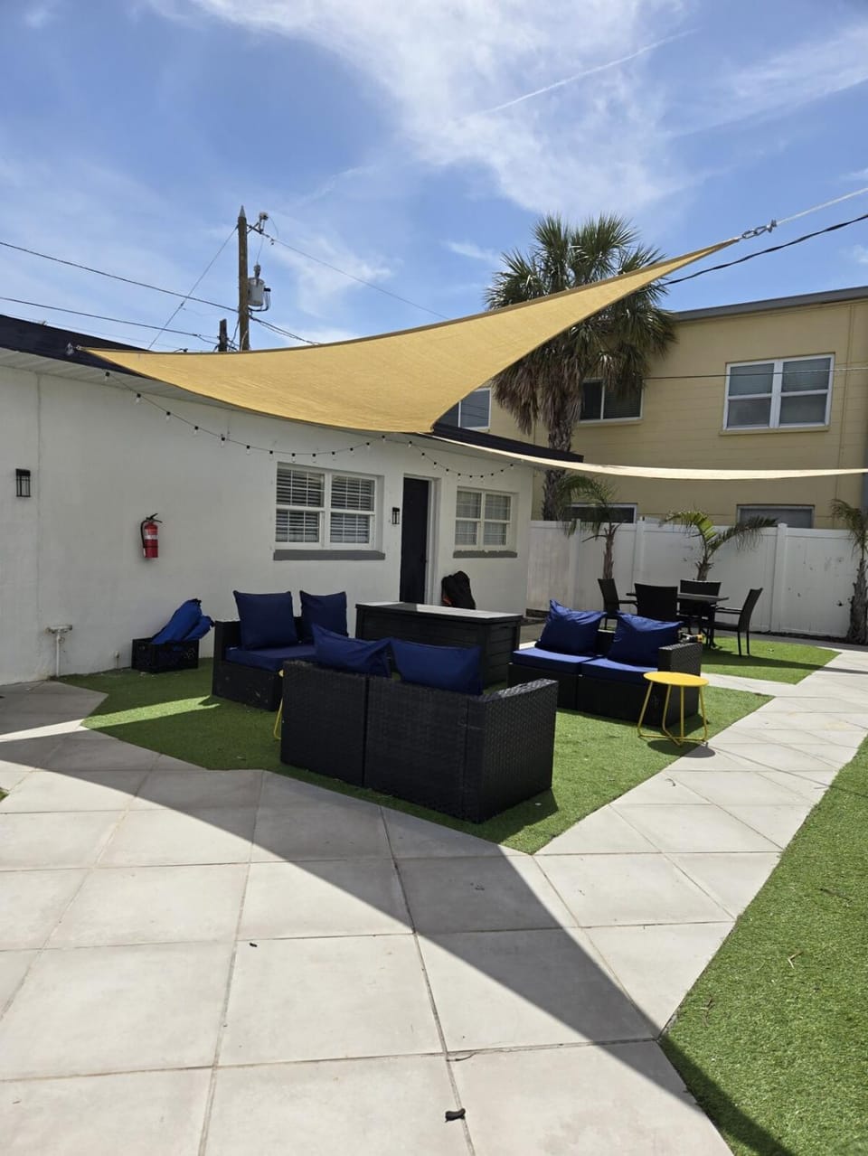 Winter Getaway! Walkable to Beach Access, Restaurants & Nightlife! Beach Equipment Included & Pet Friendly! Apartment in Saint Pete Beach