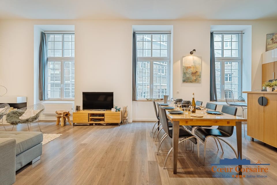TV and multimedia, Living room, Seating area, Dining area