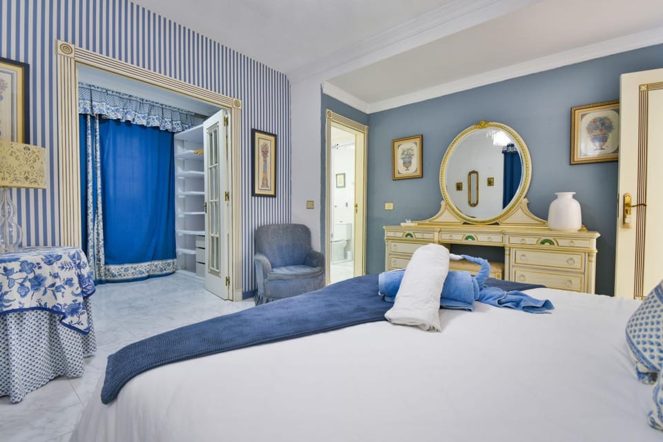 Photo of the whole room, Seating area, Bedroom, wardrobe