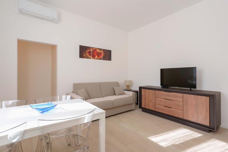 TV and multimedia, Living room, Seating area, air conditioner