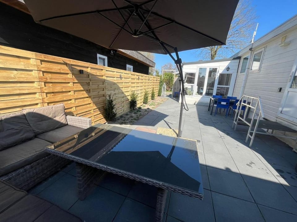Property building, Day, Balcony/Terrace