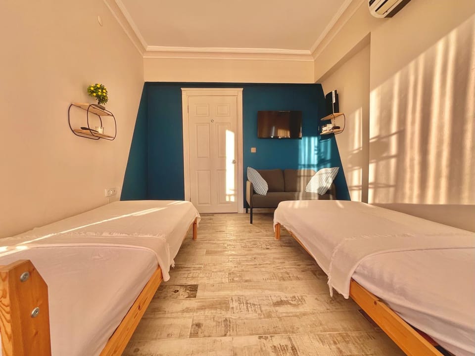 Bed, TV and multimedia, Balcony/Terrace, Seating area, Bedroom, Sea view, air conditioner