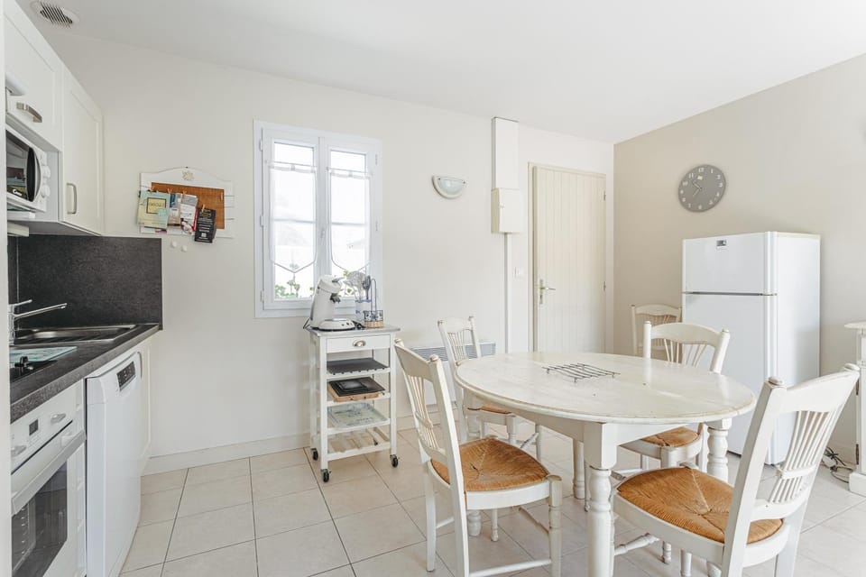Property building, Kitchen or kitchenette, Living room