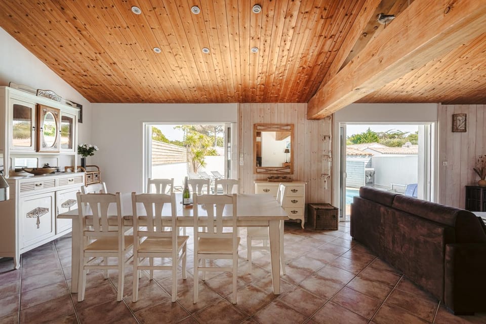 Property building, Kitchen or kitchenette, Living room