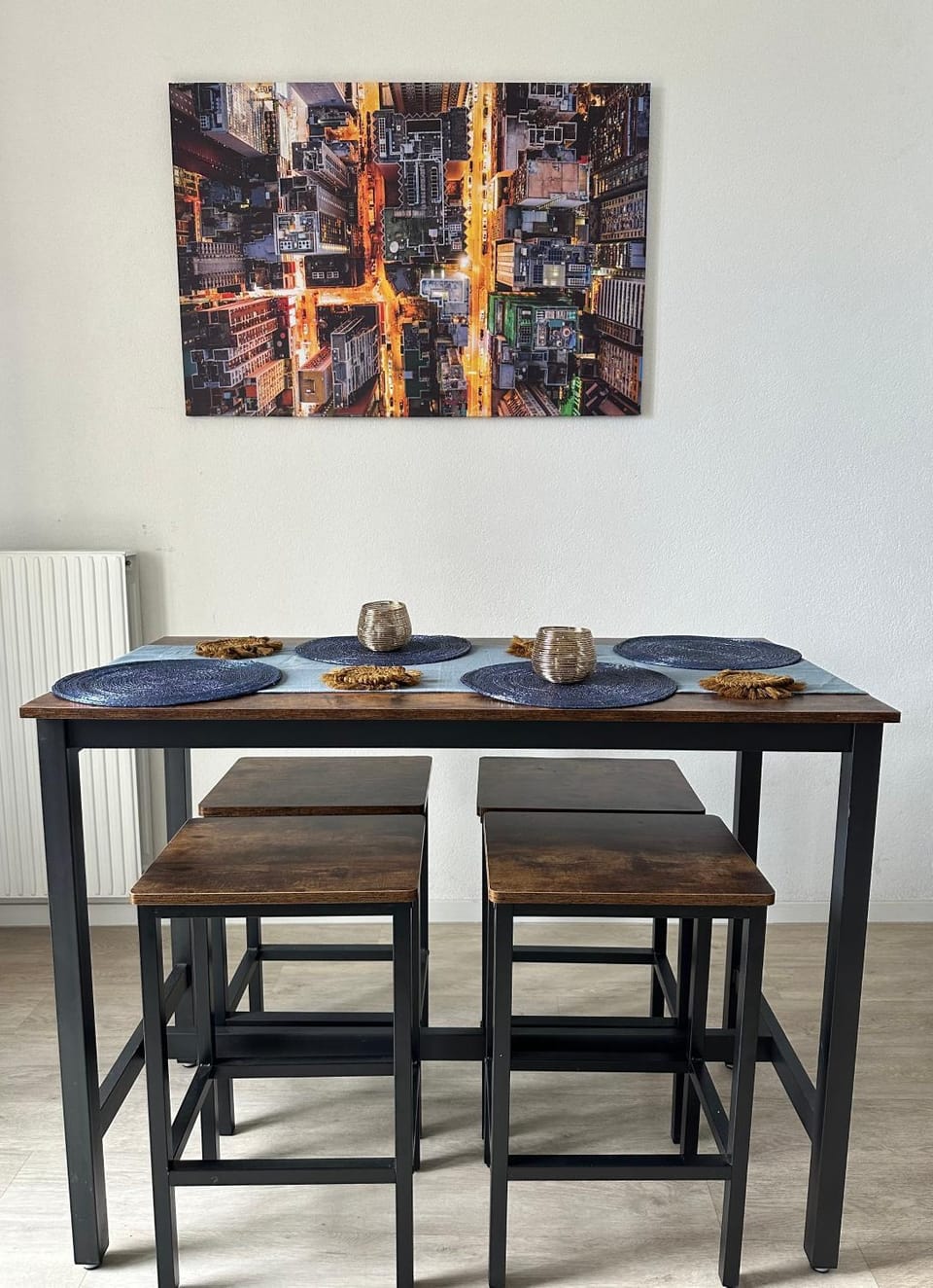 Decorative detail, Dining area, City view, Lake view