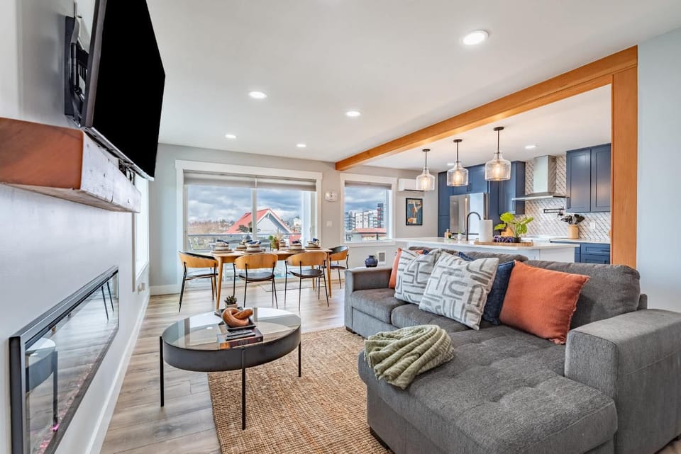 TV and multimedia, Kitchen or kitchenette, Living room, Seating area, Dining area