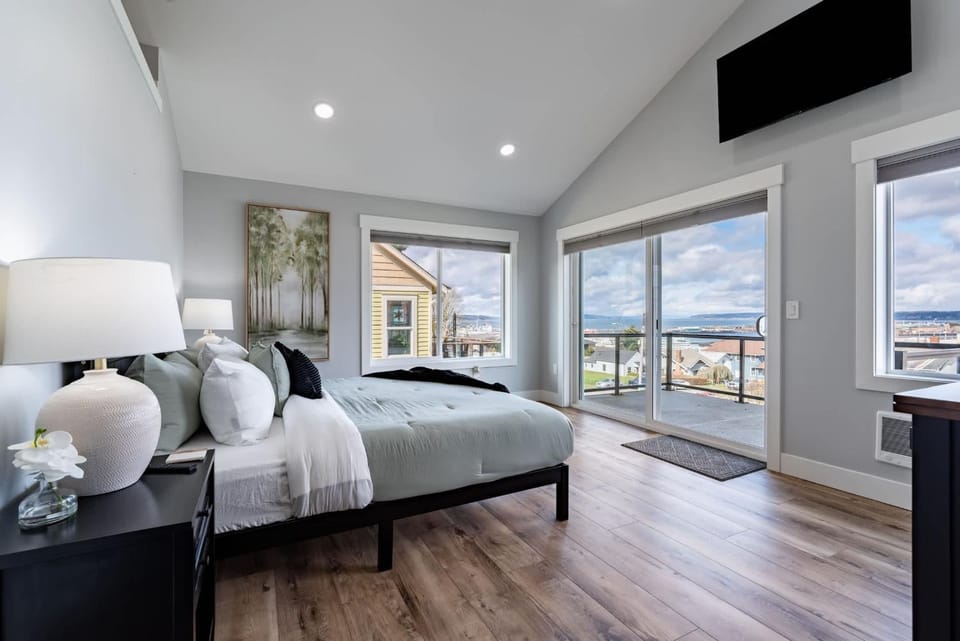 Bed, TV and multimedia, Bedroom