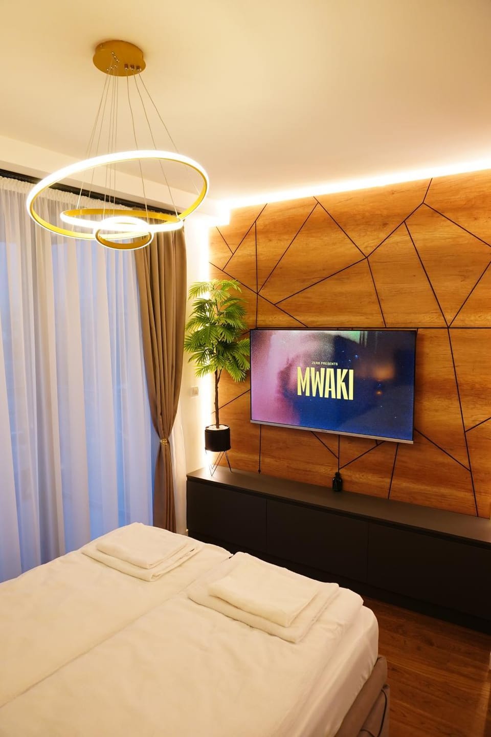 Bed, TV and multimedia, Bedroom